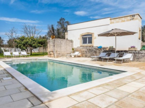 Detached villa with garden, private swimming pool, 9 km from the coast Poggiardo